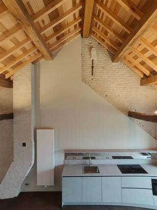 Luxe duplex loft op de tweede verdieping met 2(+1) slaapkamers, ruim terras en optioneel een staanplaats, gelegen in het centrum van Maaseik. In het...