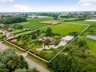 Deze klassevolle villa is gelegen in een oase van groen, doch centraal op een verbindingsweg tussen Lier en Mechelen en nabij de oprit E19. De woning...