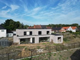 Deze nieuwbouw woning met 3 slaapkamers en een bewoonbare oppervlakte van 187 m² is gelegen op een perceel van 336 m² langs de Torrestraat in Machelen, een deelgemeente van Zulte. Deze gemeente is centraal gelegen tussen Deinze en Kortrijk en staat bekend om zijn mooie natuur en uitgestrekte fiets- en wandelroutes langs het water, waardoor het erg geliefd is bij fietsers, wandelaars en natuurliefhebbers. Daarnaast biedt de regio een mooi aanbod aan horeca, diverse supermarkten, detailhandel, sportfaciliteiten,...<br /><br />De woning bevindt zich momenteel wordt volledig afgewerkt verkocht en is op het gelijkvloers ingedeeld als volgt: een inkomhal met gastentoilet en plaats voor een vestiairekast, een lichtrijke eet- en leefruimte met volledig geïnstalleerde open keuken, voorzien van een keukeneiland en uitgerust met diverse inbouwtoestellen. Aansluitend aan de keuken situeert zich de praktische berging. De oostelijk georiënteerde tuin met terras is te bereiken vanuit de leefruimte. Dankzij de grote raampartijen kunt u binnen genieten van een mooie natuurlijke lichtinval en een uitzicht over de tuin.<br /><br />Op de eerste verdieping zijn er drie slaapkamers, samen met een extra afzonderlijk toilet, een technische ruimte en een badkamer voorzien van een ligbad, ruime inloopdouche en een dubbele wastafel. Tot slot voorziet men een aangelegd terras, een extra tuinberging en een carport bij deze woning. <br /><br />Deze woningen voldoen aan de strenge energetische normen en onderscheiden zich onder meer door hun duurzaam karakter, vrij van fossiele brandstoffen. Er wordt gebruik gemaakt van fotovoltaïsche panelen (5 stuks), vloerverwarming door middel van een warmtepomp (lucht-water) en een sterke akoestische en thermische isolatie. Bovendien worden de woningen uitgerust met een ventilatiesysteem type D met maximale warmterecuperatie. Iedere woning beschikt tevens over een septische put van 2.000 liter en een regenwaterput van 10.000 liter.<br /><br />Deze woning zal volledig afgewerkt zijn in uiterlijk in oktober 2026.<br /><br />Verlaagd btw-tarief van 6% mogelijk op de volledige constructiewaarde. <br /><br />Benieuwd naar deze lichtrijke nieuwbouwwoning? Maak dan snel een vrijblijvende afspraak via guillian@landbergh.be of 09 278 78 79