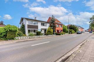 Bent u op zoek naar een woning met karakter, ruimte en tal van mogelijkheden? Deze open bebouwing in de Kapellestraat te Mol biedt een uitstekende opportuniteit voor wie een woning volledig naar eigen smaak wil renoveren en inrichten.<br /><br /><strong>Algemene kenmerken</strong><br />- Open bebouwing op een perceel van 4a 57ca<br />- Bewoonbare oppervlakte van 204 m²<br />- Te renoveren woning met veel potentieel<br />- Degelijke structuur als sterke basis voor uw renovatieproject<br /><br /><strong>Indeling</strong><br />- Ruime inkomhal met vide<br />- Ruime leefruimte met veel natuurlijke lichtinval<br />- Aparte eetkamer aansluitend op de keuken, met zicht op de tuin<br />- Badkamer voorzien van dubbele wastafel en bad-/douchecombinatie<br />- Vier slaapkamers<br />- Extra ruimte die kan dienen als extra badkamer, dressing of hobbykamer<br />- Veranda<br />- Kelder<br /><br /><strong>Troeven</strong><br />- Centrale ligging nabij het centrum van Mol<br />- Rustige woonomgeving met alle voorzieningen binnen handbereik<br />- Ideaal voor gezinnen of voor wie comfortabel en centraal wil wonen<br />- Goede bereikbaarheid dankzij vlotte verbindingen naar omliggende gemeenten en belangrijke invalswegen<br /><br /><strong>Extra mogelijkheid</strong><br />Naast de woning bevindt zich een bouwgrond die momenteel eveneens te koop wordt aangeboden. Deze kan optioneel worden aangekocht voor een meerprijs van € 159.000. Dit biedt extra mogelijkheden voor uitbreiding, een ruimere tuin of een interessante investering op lange termijn.<br /><br />Kortom, deze woning combineert een sterke basis met een uitstekende ligging en biedt alle mogelijkheden om er een prachtige thuis van te maken.<br /><br />Interesse? Contacteer ons voor een bezoek via <strong>014 58 02 08</strong> of via <strong>info@immovl.be</strong>. Wij helpen u graag verder.