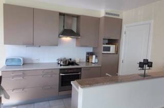 <p>Zonnig hoekappartement met ruim terras,zolderberging en garagebox</p><p>Zeer ruim open uitzicht!</p><p>In de recente residentie Listz bevindt zich dit ruime en lichtrijke twee-slaapkamer appartement op de tweede verdieping.<br />Dit appartement heeft een uitstekende ligging, op wandelafstand van zowel het centrum van Middelkerke als de Zeedijk, geniet u hier van een ideale combinatie van comfort, rust en nabijheid van alle voorzieningen.</p><p>Indeling:</p><p>Via de ruime inkomhal, voorzien van een apart gastentoilet, komt u in de lichtrijke leefruimte met aansluitend een zonnig, overdekt terras met prachtig uitzicht. De ideale plek om van de zon te genieten.</p><p>De open keuken is ruim uitgerust en biedt alle comfort, waaronder een combi-oven, spoelbak, vaatwasmachine, kookplaat met dampkap en koelkast met apart diepvriesvak.</p><p>Aansluitend bevindt zich een praktische berging met aansluitingen voor wasmachine en droogkast.</p><p>Het appartement beschikt over twee ruime slaapkamers. De eerste slaapkamer biedt voldoende plaats voor een dubbel bed en een kleerkast. De tweede slaapkamer is eveneens geschikt voor een dubbel bed, aangevuld met kastruimte.</p><p>De comfortabele badkamer is uitgerust met een afzonderlijke douche en een lavabomeubel.</p><p>Een privatieve zolderberging in het gebouw is inbegrepen in de verkoopprijs.</p><p>Extra parkeermogelijkheden:</p><p>Er bestaat de mogelijkheid om een ruime en vlot toegankelijke garagebox aan te kopen, gelegen vlak onder het gebouw.<br />Deze biedt plaats aan een grote wagen en extra fietsen.</p><p>PLUSPUNTEN:</p><p>EPC=B</p><p>Gemeubileerde verkoop. Extra 2 pers slaapbank in woonkamer.</p><p>Terras 10,5m2 , tweede terras aan slaapkamer.</p><p>Recent vernieuwd; vaatwasser, koelkast, boiler, douche. Plissé vliegenramen ook geplaatst.</p><p>Bwjr 2008. Zolderberging inbegrepen.</p><p>Mogelijkheid tot aankoop afgesloten garage op -1.</p><p>The Classics, rustige groene omgeving!</p><p>Nabij sportpark en zwembad. 10min tot de dijk.</p><p>Amusement vlakbij!</p><p>Geen Immo!</p>