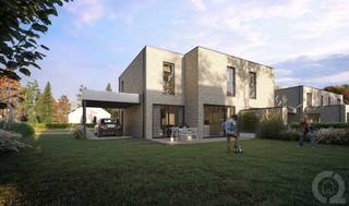 <p>Project Houthoek – Hedendaags wonen in het groene hart van Laakdal<br /><br />In het landelijke en charmante Laakdal verrijst het nieuwbouwproject Houthoek: een kleinschalig nieuwbouwproject bestaande uit 5 moderne en buitengewone gezinswoningen met telkens 3 slaapkamers. Een unieke combinatie van hedendaagse moderne architectuur, energiezuinig wonen en een rustige, groene omgeving.<br /><br />Laakdal situeert zich op het kruispunt van de provincies Antwerpen, Vlaams-Brabant en Limburg en biedt de perfecte balans tussen natuur, bereikbaarheid en dagelijks comfort. Op slechts een boogscheut bevinden zich prachtige natuurdomeinen zoals Gerhagen, De Merode en de idyllische Laakvalleien – ideaal voor wandelaars, fietsers en natuurliefhebbers.<br /><br />De woningen worden gebouwd volgens de nieuwste energienormen en zullen beschikken over een E-peil lager dan E20, wat garant staat voor uiterst energiezuinig en toekomstgericht wonen met lage energiekosten. Elke woning wordt uitgerust met een lucht-water warmtepomp met vloerverwarming, een Ventilatiesysteem C+ EVO, een regenwaterrecuperatiesysteem en een zonnepaneleninstallatie met een totaal vermogen van ongeveer 4.000 Wp per woning. Daarnaast wordt er nog een blowerdoortest uitgevoerd om de luchtdichtheid en energieprestaties van de woningen verder te optimaliseren.<br /><br />Er worden ruime budgetten voorzien voor keuken en sanitair. Kopers krijgen bovendien de mogelijkheid om, zolang keuken en sanitair nog niet besteld zijn bij de leverancier, de afwerking verder te personaliseren naar eigen smaak en stijl.<br /><br />Elke woning wordt standaard uitgerust met een carport en een tuinomheining (uitgezonderd lot 7, waar carport en omheining mogelijk is mits meerprijs).<br /><br />Extra belangrijke troef<br />De loten 3 tot en met 6 komen voor rechthebbenden in aanmerking voor het verlaagde BTW-tarief van 6%, wat een bijzonder interessant financieel voordeel kan betekenen bij aankoop.<br /><br />Het betreft hier LOT 3 van de verkaveling.<br /><br />De woning is ingedeeld als volgt:<br />Gelijkvloers<br />+ Inkomhal met trap naar de bovenverdieping<br />+ Apart gastentoilet met handenwasser<br />+ Leefruimte bestaande uit zithoek en eethoek<br />+ Volledig geïnstalleerde open keuken met keukeneiland en ontbijttoog<br />+ Aangrenzende berging / wasplaats<br /><br />Verdieping<br />+ Nachthal met overloop<br />+ Apart toilet<br />+ 3 slpks<br />+ Badkamer met alle comfort<br /><br />Vooraanleg terras wordt voorzien.<br /><br />Centrale ligging<br />Project Houthoek geniet van een uitstekende ligging nabij het centrum van Laakdal. Winkels, horeca, scholen, sportfaciliteiten, apotheek en openbaar vervoer bevinden zich op wandelafstand. Bovendien bent u dankzij de nabijheid van de E313 vlot verbonden met omliggende steden.<br /><br />Een stijlvolle thuisbasis voor wie comfortabel, energiezuinig én groen wil wonen – met een extra interessant financieel voordeel voor rechthebbenden.</p>
