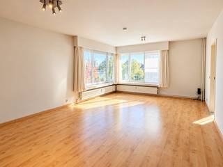 Op zoek naar een lichtrijk 2-slaapkamerappartement in Antwerpen, vlak bij het Te Boelaerpark en met een uitstekende verbinding naar de stad? Dit verzorgde appartement aan de Alfred Oststraat 8 in Borgerhout bevindt zich op de derde verdieping van een halfopen appartementsgebouw en combineert een rustige ligging met een bijzonder centrale bereikbaarheid.<br /><br />Het appartement beschikt over een bewoonbare oppervlakte van ca. 78 m². De aangename en lichte leefruimte van ongeveer 30 m² vormt het hart van het appartement en sluit rechtstreeks aan op de keuken. Deze is uitgerust met onder meer een keramische kookplaat, oven, microgolfoven en dampkap. Enkel een koelkast dient nog voorzien te worden.<br /><br />Via de centrale nachthal bereik je de twee slaapkamers, de badkamer en het afzonderlijke toilet. De badkamer beschikt over een douche en aansluitingen voor een wasmachine en eventueel een condensdroogkast.<br /><br />Het appartement werd gerenoveerd in 2014 en is netjes onderhouden. In het appartement ligt hoofdzakelijk laminaat en ook technisch zit het goed: de elektrische installatie is conform.<br /><br />Ook het gebouw zelf wordt verzorgd onderhouden en professioneel beheerd door een syndicus. De verwarming is collectief op gas, maar wordt individueel afgerekend volgens het eigen verbruik. Verder beschikt het gebouw over een lift en fietsenstalling. Bij het appartement hoort bovendien een ruime kelderberging. Er is geen private parkeerplaats inbegrepen, maar parkeren is mogelijk in de straat. Eventueel bestaat er de mogelijkheid om een garage of staanplaats van een andere eigenaar aan te kopen, indien beschikbaar.<br /><br />De ligging is een belangrijke troef. Je woont in een rustige straat in de driehoek Deurne – Berchem – Borgerhout, vlak bij de luchthaven van Deurne. Het Te Boelaerpark ligt praktisch aan de overkant van de straat, terwijl zowel het centrum van Antwerpen als de belangrijkste invals- en autosnelwegen vlot bereikbaar zijn.<br /><br />Dankzij de combinatie van 2 slaapkamers, 78 m² woonoppervlakte, veel lichtinval, lift, conforme elektriciteit en een centrale ligging is dit appartement bijzonder interessant voor zowel starters, koppels als investeerders die op zoek zijn naar een verhuurbaar appartement in Antwerpen.