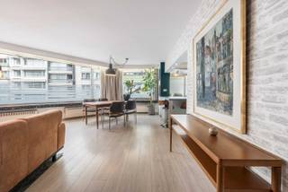 Belangrijkste kenmerken:<br /><br />-113 m², instapklaar en modern ingericht<br />-3 slaapkamers<br />-Lichtrijke open leefruimte met grote ramen<br />-Vernieuwde keuken met AEG-apparatuur<br />-2 terrassen, badkamer met bad en douche<br />-Extra apart toilet<br />-Veiligheidsdeur en ruime inkomhal<br />-Centrale ligging in hartje Borgerhout<br />-Vlotte verbinding met autostrade<br /><br />Omschrijving:<br />Dit lichtrijke 3-slaapkamerappartement (momenteel ingericht als 2 slaapkamers + bureauruimte) bevindt zich in hartje Borgerhout, op een boogscheut van het Moorkensplein en ’t Laar, waar de bruisende buurt echt tot leven komt. Dankzij de ligging vlak bij de Turnhoutsebaan heb je tal van voedingswinkels, bakkers, speciaalzaken en eetgelegenheden letterlijk om de hoek.<br /><br />Voor de deur vind je een tram- en bushalte met directe verbindingen naar Antwerpen-Centraal en het stadscentrum, beide op slechts 5 à 10 minuten te voet bereikbaar. Liever met de fiets of auto? Voor het appartement is een publieke parkeergarage en met de auto ben je onmiddellijk op de belangrijke invalswegen.<br /><br />Het appartement van 113 m² is instapklaar, onmiddellijk beschikbaar en beschikt over een volledig vernieuwde, uitstekend uitgeruste keuken. Alle toestellen zijn van AEG en omvatten een ingebouwde wasmachine, vaatwasser, combi-oven, inductiekookplaat, aparte diepvriezer en koelkast. Vanuit de keuken heb je bovendien toegang tot een eigen terras.<br /><br />De open indeling van keuken, eetkamer en leefruimte zorgt voor een ruimtelijk gevoel en maakt het gemakkelijk om in contact te blijven met je gasten. Grote ramen zorgen voor een overvloed aan natuurlijk licht, waardoor de leefruimtes extra aangenaam zijn.<br /><br />De badkamer werd eveneens vernieuwd en is uitgerust met zowel een bad als een douche, een handdoekverwarmer en een moderne afwerking. Er is een toilet in de badkamer én een apart gastentoilet — ideaal voor grotere huishoudens.<br /><br />Aan de voorzijde bevinden zich twee slaapkamers, terwijl de derde slaapkamer aan de rustige achterzijde ligt en toegang biedt tot een gez