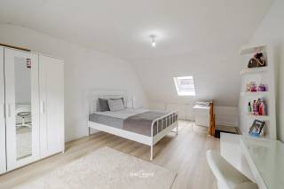 Deze gezellige en instapklare woning combineert gezelligheid, ruimte en een uitstekende ligging. De woning beschikt over een bewoonbare oppervlakte van 110 m² en is bovendien asbestveilig en voorzien van een EPC-label C.<br />Binnenin beschikt de woning over een ruime en mooie keuken, een aangename leefruimte en 3 slaapkamers. De derde slaapkamer bevindt zich op de volledig afgewerkte zolderverdieping, die met hoogwaardige materialen werd ingericht en een bijzonder aangename extra leefruimte biedt.<br />Achteraan geniet u van een gezellig koertje, ideaal om in alle rust buiten te zitten. Dankzij de goede ligging zijn belangrijke invalswegen en de autosnelweg vlot bereikbaar, terwijl u toch geniet van een aangename woonomgeving.<br />Een ideale woning voor wie op zoek is naar een instapklaar huis met 3 slaapkamers, een kwalitatieve afwerking en een uitstekende bereikbaarheid.