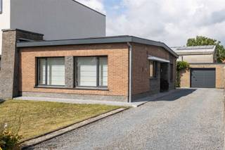 Op een rustige locatie in Drongen ligt deze verzorgde halfopen woning op een perceel van 352m². Bouwjaar ca. 1969, maar sindsdien met...