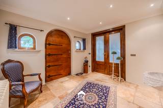 <u>Lommel</u>: prachtig landhuis met 3 slaapkamers (mogelijks 4), gelegen in bosrijk villapark op 5 minuten van de Nederlandse grens.
<ul><li>ruime living met kachel/ open haard</li><li>landelijke keuken, voorzien van alle inbouwapparatuur</li><li>grote inpandige garage met sectionaal poort</li><li>slaapkamer en badkamer op begane grond</li><li>2 slaapkamers, badkamer en grote hobbyruimte op verdieping</li><li>grote buitengarage met kelder en carport</li><li>zuidwest georiënteerde privacybiedende tuin met sproei-installatie</li><li>zonnepanelen</li><li>gunstig EPC</li></ul>