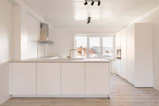 HUURRENDEMENT 3,7% | ENERGIEZUINIG APPARTEMENT MET 2 SLPS EN TERRAS OP TOPLIGGING IN HARTJE TIELTIn hartje Tielt, vinden we dit kwalitatief...