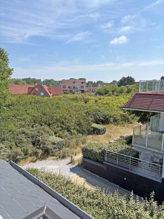 Ruime en lichtrijke studio gelegen op de tweede verdieping (zonder lift) van een kleinschalige residentie nabij het strand alsook het natuurgebied. De studio bestaat uit: inkomhal, badkamer, living met eetkamer, slaaphoek, keuken en ruime private kelder. Op wandelafstand van het centrum van Koksijde en Sint-Idesbald. Ref. Enkele foto's in deze publicatie werden digitaal ingericht aan de hand van virtuele home staging (renders). Deze beelden dienen uitsluitend ter illustratie van de inrichtingsmogelijkheden en zijn niet bindend of contractueel. Ref. Sunhome 0201