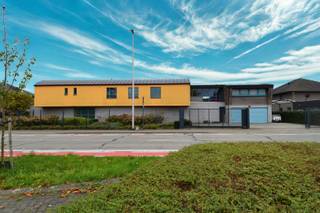 Op een bijzonder gunstige ligging in Gullegem presenteren we u deze uitzonderlijke, karaktervolle vrijstaande woning op een perceel van maar liefst 2.103 m².<br />Een zeldzame opportuniteit in de regio voor wie ruimte (658 m² bewoonbare oppervlakte), comfort en kwaliteit weet te waarderen.<br /><br />Indeling als volgt:<br />Bij het betreden van de woning wordt u verwelkomd in een ruime inkomhal met apart toilet en een praktische vestiaire.<br />Aansluitend treft u een eerste polyvalente ruimte, ideaal als kantoor, hobbykamer of speelruimte.<br /><br />Vervolgens bereikt u de lichtrijke leefruimte, voorzien van een sfeervolle houtoven, die zich harmonieus verbindt met het aangrenzende ruime keukengedeelte.<br />De keuken is volledig geïnstalleerd en uitgerust met alle modern comfort, inclusief een gezellige ontbijthoek met uitzicht op de tuin.<br /><br />Aanpalend bevindt zich een praktische wasplaats met extra bergmogelijkheden, die toegang biedt tot de dubbele inpandige garage.<br />Daarnaast zijn er nog 2 ruime opbergkelders.<br /><br />Op de verdieping bevinden zich in totaal 4 ruime slaapkamers.<br />De master bedroom is een échte parel! Deze is voorzien van een dressing én een ensuite badkamer met dubbele inloopdouche, toilet en stijlvol lavabomeubel.<br /><br />Daarnaast zijn er nog 2 bijkomende badkamers en een apart toilet.<br />Op deze verdieping zijn er ook nog meerdere polyvalente ruimtes die naar wens kunnen ingevuld worden. Fitness, extra slaapkamers, ... alles kan hier werkelijkheid worden!<br /><br />De woning beschikt bovendien over een praktijkruimte van ca. 55 m² met aparte ingang. Ideaal voor vrije beroepen, kantoor of zelfstandige activiteit, volledig los van het privé-woongedeelte.<br />Daarnaast is er ook een atelier/werkplaats van ca. 40 m², wat dan weer extra mogelijkheden biedt voor hobby, opslag of professioneel gebruik.<br /><br />De oprit vooraan biedt plaats aan een vijftal wagens, terwijl een aparte oprit rechtstreeks toegang geeft tot de praktijkruimte.<br /><br />Bovenliggend bevindt zich een volledig afzonderlijk appartement, rolstoeltoegankelijk én voorzien van een aparte ingang.<br />Hier treffen we een gastentoilet, polyvalante ruimte, open leefruimte met geïntegreerde keuken, 1 volwaardige slaapkamer (met aparte dressing of dienst doende als tweede slaapkamer) en een badkamer met inloopdouche, tweede toilet en geïntegreerde wasplaats.<br />Dit maakt deze eigendom uitermate geschikt voor meergeneratiewonen.<br /><br />De tuin is een absoluut pronkstuk! Met veel zorg en smaak aangelegd, voorzien van volwassen beplanting, strakke gazonpartijen en harmonieuze terrassen, ... Zwembad & aangelegd voetbalveld met kunstgras mochten hier uiteraard niet ontbreken.<br />De combinatie van ruimte, privacy en esthetiek maakt van deze tuin een uitzonderlijke buitenbeleving.<br /><br />LEUKE EXTRA'S: elektrische zonnescreens (bovenverdieping), voorzien van zonneboiler & zonnepanelen, vernieuwd dak, ...<br /><br />Onze ref. DEV4795