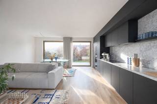 Instapklaar nieuwbouwappartement met tuin Dit gelijkvloersappartement van 81 m² in een recente nieuwbouw combineert comfort, licht en modern wonen...