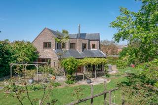 Prachtige woning met bijgebouwen gelegen op een unieke ligging, in een uiterst rustige, groene omgeving waar het aangenaam wonen is. Deze...