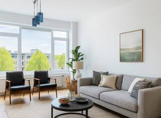 Ontdek dit volledig gerenoveerde appartement op de derde verdieping, ideaal gelegen en instapklaar!Via de ruime inkomhal (ca. 6 m²) met ingemaakte...