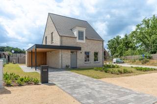 Energiezuinige nieuwbouwwoning met 3 slaapkamers en ruime tuin te Vosselaar.EPC: 15 kWh/m² | Beschikbaar: 01/10/2025 | Carport met tuinbergingBezoek...