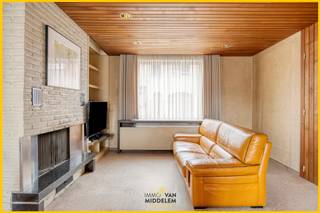 <strong>Immo Van Middelem verkoopt deze zeer goed gelegen, op te frissen GEZINSWONING met 4 slaapkamers, garagebox, terras en tuin op een perceel van +/-5a25ca. Ideaal als starterswoning.</strong><br /><strong>Winkels (Delhaize en Lidl), scholen, openbaar vervoer, sportinfrastructuur, cultuurcentrum 'De Ploter',... bevinden zich allemaal op wandelafstand!</strong><br /><br />De indeling is als volgt: <br />- GELIJKVLOERS: inkomhal met trap en toegang tot de kelder, eetplaats, salon, keuken, wasplaats, stookruimte en WC;<br />Vanuit zowel de woonkamer als de keuken is er toegang tot de aangename tuin met terras.<br />- 1ste VERDIEPING: 3 slaapkamers, badkamer (met douche in bad) en vaste trap naar de ingerichte zolder.<br />- ZOLDERVERDIEPING: via vaste trap bereikbaar, ingericht als zolderkamer met aparte lavabo.<br /><br />Bijgebouw: garagebox en tuinhuis.<br />Centrale verwarming op stookolie (gas in de straat).<br />11 zonnepanelen met piekvermogen van 3.300 Wp.<br />EPC: 365 kWh/m².jaar - Label D (UC: 3719236).<br />Vrij bij akte.