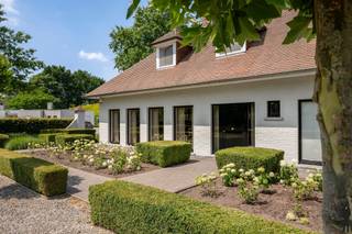 Deze tijdloze en uitstekend onderhouden villa beschikt over 3 tot 4 slaapkamers, een aparte bureaukamer, een hobbyruimte, 3 badkamers en een...
