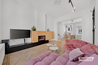 In de Edith Cavellstraat 4 te Oostende bevindt zich deze uitzonderlijke triplex waar karakter, ruimte en hoogwaardige afwerking perfect samenkomen. Authentieke elementen uit de jaren ’30, stijlvolle materialen en maatwerk op verschillende niveaus zorgen voor een uniek geheel met een uitgesproken eigen karakter. Een echte buitenkans voor wie houdt van charme én hedendaags wooncomfort. ✨<br /><br />Op de eerste verdieping word je verwelkomd in een warme inkomhal met authentieke details en praktische, ingebouwde kasten voor schoenen en jassen. Aansluitend ontdek je de prachtige open keuken, afgewerkt met marmer en met oog voor detail gerealiseerd door een ervaren schrijnwerker. De ruime woonkamer sluit hier naadloos op aan en ademt gezelligheid dankzij de open gashaard, het authentieke parket, de hoge plafonds en de ingebouwde kasten, waaronder een bijzonder stijlvol barelement. De vele raampartijen zorgen bovendien voor een overvloed aan natuurlijk licht.<br /><br />Op de volgende verdieping bevinden zich twee bijzonder ruime slaapkamers, die dankzij de grote raampartijen opnieuw genieten van een aangename lichtinval. De badkamer is rechtstreeks toegankelijk vanaf deze verdieping en beschikt over een ligbad, toilet, dubbele wastafel en ingebouwde kasten die voor de nodige opbergruimte zorgen.<br /><br />De dakverdieping vormt een volwaardige extra woonlaag en werd ingericht als een prachtige derde slaapkamer met aansluitende dressing. Daarnaast vind je hier een tweede, luxueus afgewerkte badkamer met inloopdouche en toilet. Ook op deze verdieping werd volop ingezet op maatwerk en praktische opbergruimte, zonder in te boeten aan de stijlvolle uitstraling.<br /><br />Een absolute troef is dat deze triplex geen gemeenschappelijke kosten heeft. Zo geniet je van maximale privacy en een eigen woonbeleving, gecombineerd met een afwerking die tot in de kleinste details werd verzorgd.<br /><br />Een bijzonder karaktervolle woonst voor wie op zoek is naar iets net dat tikkeltje anders, met royale leefruimtes, drie slaapkamers en een afwerking die meteen in het oog springt.<br /><br />