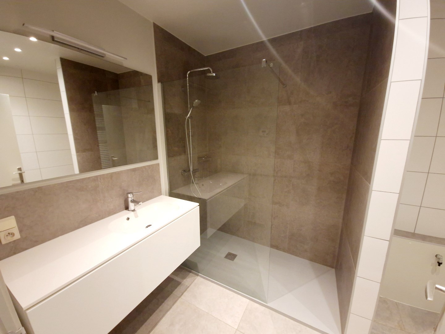 ZEER RUIM TWEE SLAAPKAMER APPARTEMENT OP HET GELIJKVLOERS - foto 5