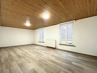 Deze volledig gerenoveerde woning met 3 slaapkamers is gelegen in de Stoppelstraat, een absolute toplocatie in Gent. <br />U woont er rustig, maar toch op een boogscheut van hartje Gent en op wandelafstand van alle nodige faciliteiten zoals drink- en eetgelegenheden, winkels en openbaar vervoer.<br /><br />Indeling van de woning:<br />inkomhal - leefruimte - volledig geïnstalleerde keuken - badkamer <br />slaapkamer 1 - slaapkamer 2- slaapkamer 3 - bergruimte.<br /><br />De woning is beschikbaar vanaf 15/12/2026.