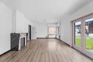 <p>ALTRO VASTGOED VERKOOPT: Bezoek op afspraak</p><p>Op een strategische toplocatie tussen Nazareth en Eke staat deze alleenstaande woning in bungalowstijl te koop. Een absoluut unicum in de gegeerde regio Nazareth-De Pinte, waar dit type eigendommen zelden op de markt komt. De ligging is ideaal: u woont dicht bij winkels en geniet van een uitstekende verbinding met de belangrijkste invalswegen.</p><p>Het pand ligt op een mooi, ruim perceel met een voortuin, een grote oprit en een aangename achtertuin. Binnenin verrast de woning door haar ruimte en lichtinval. Het gelijkvloers beschikt over een grote inkomhal, een lichtrijke leefruimte, een ingerichte keuken, een wasruimte, een compacte badkamer en een aangrenzende garage. Daarnaast is er beneden een extra kamer, perfect als slaapkamer of bureau. De verdieping telt een grote overloop en drie ruime slaapkamers.</p><p>Dit is een gezinswoning met enorm veel potentieel, al is er wel nog werk aan de winkel. Het pand bevindt zich in een op te frissen staat en vraagt de nodige aanpakkosten om het te moderniseren naar de huidige normen. Een commercieel pluspunt: de woning valt niet onder de verplichte renovatieverplichting van de overheid.</p><p>Bent u op zoek naar een vrijstaande woning op een centrale ligging die u nog volledig naar uw eigen hand kunt zetten? Grijp dan uw kans in deze gezochte regio.</p><p>Contacteer uw vastgoedmakelaar Leen op 0478/69.84.34 of mail naar Leen@altro-vastgoed.be.</p>