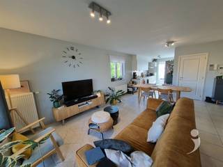 <p><span>Magnifique duplex dans le centre du village de Veltem (Herent) à distance de marche des besoins quotidiens. </span></p><p><span>Le spacieux duplex dispose d'un grand salon avec une cuisine ouverte équipée comprenant un four, une plaque de cuisson en céramique, un réfrigérateur, une hotte aspirante, un double évier et de nombreux placards intégrés.</span></p><p><span>À côté de cette cuisine, il y a aussi un grand débarras avec de la place pour un lave-linge, un sèche-linge et un congélateur.</span></p><p><span>Au premier étage, nous trouvons 2 grandes chambres, ainsi qu'une salle de bains entièrement équipée avec baignoire. </span></p><p><span>L'appartement dispose de 2 toilettes. À l'arrière, il y a une terrasse sympa. </span></p><p><span> </span></p><p><span>Inclus dans le loyer, un emplacement de stationnement souterrain et une cave sont prévus. </span></p><p><span>Disponible au plus tard à partir du 15/01/2027. </span></p><p><span>Pas de contrats de location à court terme.</span></p><p><span> </span></p><p><span>Les charges communes s'élèvent à 70 euros.</span></p><p><span> </span></p><p><span>Intéressé ? Demandez votre visite via notre site web.</span></p>