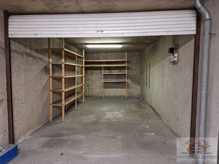 Ruime garagebox met elektriciteit in afgesloten ondergrondse parkeergarage.Privatieve teller.Afmetingen: 307 x 554 cmBeschikbaarheid: vrij vanaf...