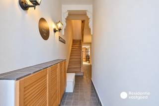 In de Stationsstraat in Gits bevindt zich deze charmante woning met een gunstig EPC. Dankzij de ligging bevinden winkels, scholen en andere dagelijkse voorzieningen zich op bereikbare afstand. Ook het openbaar vervoer is in de omgeving beschikbaar, wat zorgt voor een vlotte verbinding met omliggende gemeenten.<br /><br />Bij het binnenkomen word je verwelkomd in de inkomhal. Aansluitend bevindt zich de gezellige leefruimte met eetplaats en houtkachel. De keuken sluit hier mooi op aan en is uitgerust met alle nodige toestellen. Verder beschikt het gelijkvloers over een praktische wasplaats met aansluitingen voor wasmachine en droogkast, evenals een afzonderlijk gastentoilet.<br /><br />Op de eerste verdieping bevinden zich twee slaapkamers en een ruime badkamer met ligbad, inloopdouche en een afzonderlijk toilet. De tweede verdieping omvat een volledig afgewerkte zolderruimte die tal van mogelijkheden biedt, bijvoorbeeld als hobbykamer of derde slaapkamer.<br /><br />Buiten geniet je van een fraai aangelegde tuin die bijzonder onderhoudsvriendelijk is. Een buitenkraantje vormt hierbij een praktische extra.<br /><br />Daarnaast beschikt de woning over een kelder met de nodige nutsvoorzieningen en internetaansluitingen.<br />De vermelde prijs is een richtprijs; elk bod wordt voorgelegd aan de eigenaar, die het recht heeft dit te aanvaarden of te weigeren.<br /><br />Neem voorsprong met een vrijblijvende schatting via:<br />www.residentievastgoed.be/gratisonlineschatten