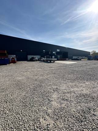 Idéalement situé le long du canal Bruxelles-Charleroi, cet entrepôt de 6.000 m² est une solution idéale pour les entreprises à la recherche d'un...