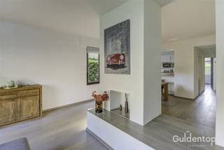 In de rustige en gegeerde Oosterveldlaan bevindt zich dit instapklare gelijkvloers hoekappartement met 2 volwaardige slaapkamers, een ruim terras...