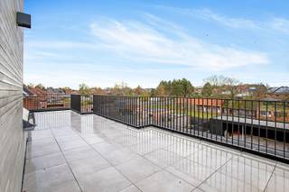 Dit prachtig afgewerkt appartement is voorzien van stijlvolle materialen en de energiezuinigste installaties(vloerverwarming, ventilatie D,...