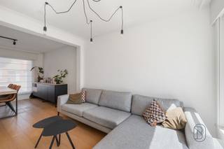 <p>Deze instapklare woning geniet van een rustige ligging en een vlotte bereikbaarheid. Dankzij de zuidgerichte tuin, de garage met uitweg achteraan en de praktische indeling is dit de ideale woning voor wie comfortabel wil wonen.</p><p>Indeling: op het gelijkvloers vindt u een inkomhal, een lichtrijke leefruimte, een keuken met ontbijthoek, een praktische berging en een badkamer uitgerust met douche, lavabo en toilet. De eerste verdieping beschikt over twee volwaardige slaapkamers, een dressing/bureau en een apart toilet. Daarnaast zijn er een zolder en een droge kelder die extra opbergruimte bieden. De woning beschikt over een aangename zuidgerichte tuin en een garage met poort, bereikbaar via de uitweg achteraan. Voor de woning is eveneens parkeergelegenheid aanwezig.</p><p>Troeven: instapklare, gerenoveerde woning, zuidgerichte tuin, garage met poort en uitweg achteraan, centrale verwarming op aardgas, regenwaterput van 5.000 liter, conforme elektriciteit, rustige ligging met vlotte verbindingen.</p><p>Interesse? feline@immobeguin.be</p>
