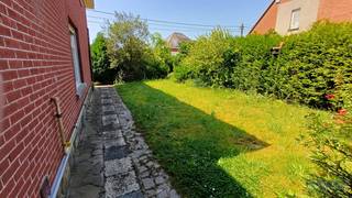 Degelijke woning met 3 slaapkamers, garage, ruime living en multifunctionele ruimte met aparte ingang.<br /><br />Mooi uitzicht aan de straatkant.<br /><br />Deze woning is gelegen in Schoonderbuken wat een deelgemeente is van Scherpenheuvel-Zichem.<br /><br />Oprit van de E413 op 10 minuten en op 5 minuten van het dorpscentrum.<br /><br />De woning kan wat opfriswerk gebruiken en er is geen zolderisolatie.<br /><br />Al de ramen en deuren zijn reeds in PVC met dubbel glas en hebben rolluiken.<br /><br />De keuken is een Kovera keuken en is in zeer goede staat van onderhoud.