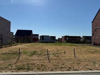 Bouwgrond in verkaveling "De Middelste Kommen" – Hortensialaan, Hoeselt<br /><br />Op zoek naar een bouwgrond waar u volledig vrij bent om uw droomwoning te realiseren? Dan is dit perceel in de verkaveling "De Middelste Kommen" op de Hortensialaan in Hoeselt een uitstekende keuze.<br /><br />Kenmerken van het perceel<br />Het perceel heeft een oppervlakte van 4a63ca (463 m²). Er zijn geen bouwverplichtingen of bouwvoorschriften van toepassing, waardoor u alle vrijheid heeft om de woning naar eigen wens en stijl te ontwerpen — van indeling tot architecturale keuzes.<br /><br />Ligging<br />Deze bouwgrond is gelegen in een heel rustige buurt, ideaal voor wie op zoek is naar rust en ruimte, en toch dicht bij alle voorzieningen van Hoeselt wenst te wonen. Goede verbinding met Bilzen en Tongeren. <br /><br />Interesse of meer info? Neem gerust contact op voor de verkavelingsdocumenten met michiel@vestio.com 0478 30 04 25.