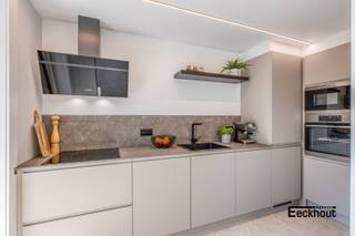 Dit zeer ruime appartement bevindt zich op de derde verdieping van de goed onderhouden residentie Leopold II, op enkele passen van het strand,...