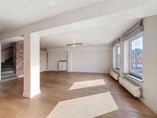 DIT PRACHTIGE DUPLEX APPARTEMENT BIEDT EEN RUIME EN LICHTRIJKE LEEFRUIMTE MET EEN OPEN KEUKEN, VOLLEDIG UITGERUST MET ALLE MODERNE...