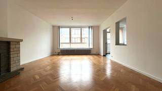 Ruim één slaapkamer APPARTEMENT te huur in het historische stadscentrum van Diest.<br /><br />Het appartement is gelegen in Residentie De Warande op de hoek van de Wolvenstraat met de Guido Gezellenstraat. Het gebouw beschikt over een lift en het appartement bevindt zich op de tweede verdieping met een bewoonbare oppervlakte van +/- 90m².<br /><br />Indeling van het appartement :<br />- inkomhal met ruime bergkast<br />- woonkamer met groot raam en toegang tot de keuken<br />- moderne keuken voorzien van alle comfort<br />- terras<br />- apart toilet<br />- kleine berging met aansluiting voor wasmachine<br />- slaapkamer met inbouwkast<br />- badkamer met ruime inloopdouche en dubbele lavabo<br /><br />Het appartement is instapklaar en voorzien van een moderne nieuwe keuken en badkamer.<br />In de kelder is een ruime berging.<br /><br />De verwarming is gezamelijk en wordt jaarlijks afgerekend aan de hand van caloribelmeters.<br /><br />EPC : 112, label B<br /><br />Huurprijs : 750 € per maand, geen gemeenschappelijke kosten<br />75 € maandelijks voorschot voor de verwarming, jaarlijkse afrekening<br /><br />Een bezoek voor dit appartement kan u aanvragen via onze website www.alvast.be