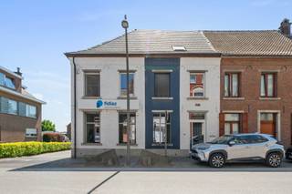 Te koop in Lennik, op Alfred Algoetstraat, een kantoor van ongeveer 310 m², ideaal gelegen in een rustige, centrale en vlot bereikbare omgeving.<br /><br />Het pand bevindt zich in een gemengde zone met zowel professionele activiteiten als woningen, wat zorgt voor een aangename werkomgeving terwijl het toch dicht bij belangrijke invalswegen ligt met een snelle verbinding naar Brussel en de omliggende gemeenten.<br /><br />Het kantoor is gelegen in een markant hoekgebouw in het dorpscentrum en geniet daardoor van uitstekende zichtbaarheid en een strategische ligging.<br /><br />Volledig gerenoveerd in 2016 is het pand instapklaar en voorzien van moderne afwerkingen zoals nieuwe ramen, dak, verwarmingssysteem, verhoogde vloer en LED-verlichting, wat zorgt voor een functionele en comfortabele werkruimte.<br /><br />De energievoorziening gebeurt via een Viessmann gascondensatieketel (2016). <br /><br />Daarnaast beschikt het pand over 2 garages en een buitenparking (niet inbegrepen in de prijs), wat extra parkeer- en gebruiksmogelijkheden biedt.<br /><br />Dit kantoor is ideaal voor administratieve, vrije of dienstverlenende activiteiten die op zoek zijn naar een strategische locatie in de rand met een rustige werkomgeving.<br /><br />Een instapklare opportuniteit die zichtbaarheid, bereikbaarheid en modern comfort combineert.