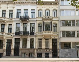 À un emplacement de choix absolu sur l'Amerikalei dans le quartier d'Antwerpen-Sud, nous vous proposons cette exceptionnelle maison de maître néoclassique, entièrement aménagée en tant que maison d'hôtes/B&amp;B, actuellement exploitée sous le nom de <strong>Le Papillon</strong>.<br />La propriété allie le charme et l'élégance d'une maison de caractère à un potentiel d'exploitation particulièrement intéressant en tant que <strong>propriété de rendement et d'exploitation</strong>.<br /><br />La maison dispose d'environ <strong>335 m² de surface utilisable</strong> et a été aménagée avec <strong>quatre suites spacieuses de chacun environ 60 m²</strong>, équipées d'un espace chambre et salle de bain privés et, selon la suite, d'un coin salon séparé ou d'une terrasse privée. De plus, il y a de magnifiques espaces de vie communs, une salle à manger, une cuisine entièrement équipée, des installations de bien-être et plusieurs espaces extérieurs. À l'arrière se trouve également un <strong>garage double avec accès par la Brederodestraat</strong>, un atout indéniable pour cet emplacement.<br /><br /><strong>Concept d'hospitalité intéressant avec différentes opportunités d'exploitation</strong><br /><br />La maison dispose actuellement d'une autorisation de Tourisme Vlaanderen pour la location touristique en tant que <strong>une maison pour un maximum de six personnes</strong>.<br />L'aménagement actuel offre également des opportunités intéressantes pour optimiser davantage le concept d'hospitalité. Ainsi, sous réserve des autorisations nécessaires, il pourrait être examiné si plusieurs suites peuvent être exploitées séparément et, par exemple, qu'une suite puisse être réservée comme <strong>résidence privée ou logement de concierge pour l'exploitant</strong>.<br /><br />Une combinaison de <strong>vie personnelle et d'exploitation</strong> fait également partie des scénarios possibles.<br />La position tarifaire actuelle illustre le potentiel commercial :
<ul>
	<li><span>tarifs à partir d'environ <strong>140 € par suite par nuit</strong>, sans petit-déjeuner ; </span></li>
	<li><span>jusqu'à environ <strong>700 € par nuit pour l'ensemble de la maison</strong>, selon la période et la formule ; </span></li>
	<li><span><strong>stationnement à environ 25 € par voiture par nuit</strong>; </span></li>
	<li><span>potentiel additionnel en proposant un <strong>service de petit-déjeuner</strong> et d'autres services d'hospitalité. </span></li>
</ul>
Grâce à la cuisine et à la salle à manger disponibles, un futur exploitant peut développer encore davantage l'offre de services, générant ainsi des revenus non seulement des nuitées, mais aussi de services supplémentaires.<br /><strong>Immobilier avec potentiel d'exploitation</strong><br /><br />La combinaison d'un emplacement excellent à Antwerpen-Sud, d'un aménagement de haute qualité, de la superficie des suites, des espaces extérieurs et de la possibilité exceptionnelle de stationnement rend cette propriété particulièrement intéressante pour un <strong>investisseur, exploitant de B&amp;B, entrepreneur en hospitalité ou propriétaire-exploitant</strong>.<br /><br />Avec une exploitation professionnelle, l'ensemble peut offrir un <strong>potentiel de rendement attrayant</strong>, avec différentes formules possibles : location de l'ensemble de la maison, exploitation de suites individuelles sous réserve d'autorisation, ou une combinaison de location touristique et de résidence personnelle.<br />Dans le même temps, on reste propriétaire d'une précieuse maison de maître néoclassique dans l'un des emplacements les plus recherchés d'Antwerpen.<br /><br />Techniquement, la propriété est également entièrement conforme : l'installation électrique est conforme, le bâtiment a été certifié sans amiante et dispose d'un label EPC C.<br /><br /><strong>Une combinaison rare de biens immobiliers, d'hospitalité et de possibilités de logement.</strong><br /><br />Visionnez dès à présent la visite vidéo, l'EPC, la conformité EK, les plans de sol, l'inventaire de l'amiante,..... via le site Wellimmo ('documents')<br />Pour plus d'infos et votre visite, appelez le 03.225.00.68 ou envoyez un email à info@wellimmo.net<br /> 