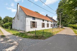 The original farm with stables (1880) has been renovated into the current long farmstead. Many authentic elements have been preserved. Located along a street that leads to the fields, this is an ideal child-friendly location. You can enjoy the perfect balance between privacy and accessibility, with the city center, shops, schools, and public transport less than 4 km away.<br /><br />We enter the house through the huge entrance. The stables and feed troughs have been transformed into a living and dining area. The open space up to the roof ridge provides a lot of natural light. On the right side, the spaces have been preserved, creating 2 lounges and 2 dining areas.<br /><br />The first floor, accessible from two sides, includes several spacious bedrooms, a multipurpose room, and a bathroom. The spacious landing with a library and multiple seating areas is special. There is a connection to the ground floor through the huge loft, which also provides a lot of natural light.<br /><br />Layout:<br />Ground floor: entrance hall with bathroom, on one side a first dining and seating area with stairs to the first floor. On the other side, to the right, the kitchen with a second staircase, a small room, a second dining area, and a second seating area. The outdoor storage is accessible via the covered terrace, where the oil burner and above-ground tanks are located. On the first floor, a landing with loft, hallway with bathroom and a bedroom, multipurpose room with 3 bedrooms, and the second staircase downstairs.<br /><br />Details:<br />-underfloor heating in the living room<br />-central heating with oil (after 2000)