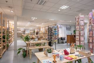 In het centrum van Kapellen in de Shopping Promenade kan u deze showroom/handelsruimte met grote etalage terugvinden. De bruikbare oppervlakte is 195m² en omvat naast de handelsruimte een magazijnruimte (bereikbaar via de Gasstraat), een keuken en een toilet. De huurprijs bedraagt 150€/m² exclusief kosten.
Wenst u meer informatie en/of een bezichtiging?
Contacteer ons 03/568.03.03 of info@vastgoed03.be.