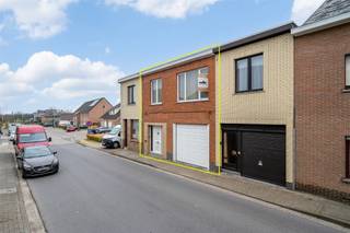 Deze woning geniet van een gunstige ligging met alle voorzieningen zoals winkels, scholen en openbaar vervoer op wandelafstand. Daarnaast...