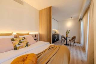 <h3><strong>INVESTEER ZORGELOOS IN EEN HOTELFLAT IN EVERE – STAY@BRUSSELS-MODEL</strong></h3>
<p>Ontdek een unieke investeringskans in het hart van Evere! Geniet van <strong>vaste maandelijkse inkomsten</strong>, <strong>extra opbrengsten uit hotelverhuur</strong> en <strong>btw-recuperatie*</strong> – zonder enige zorgen over beheer of onderhoud.</p>
<p><strong>Rendement van 7,05% op een eigen inbreng van €85.000</strong><br /><strong>Strategische topligging nabij Brussel</strong><br />️ <strong>Professioneel beheerd door een ervaren hoteluitbater</strong></p>
<p>✔ Vaste maandelijkse vergoeding: stabiele inkomsten<br />✔ Extra variabele huurinkomsten: afhankelijk van hotelbezetting<br />✔ Geen operationele zorgen: exploitant regelt beheer en onderhoud<br />✔ Langetermijnwaarde: u wordt opnieuw volle eigenaar na afloop van het vruchtgebruik</p>
<p><strong>Een slimme investering met bewezen rendement op een toplocatie<br /><br />*Onder voorbehoud van de goedkeuring van de fiscale ruling</strong></p>