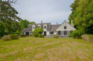 La villa de style Zoute, nichée dans la verdure, dispose d’un vaste jardin orienté au sud et offre une intimité totale.Disposition :Hall d’entrée...