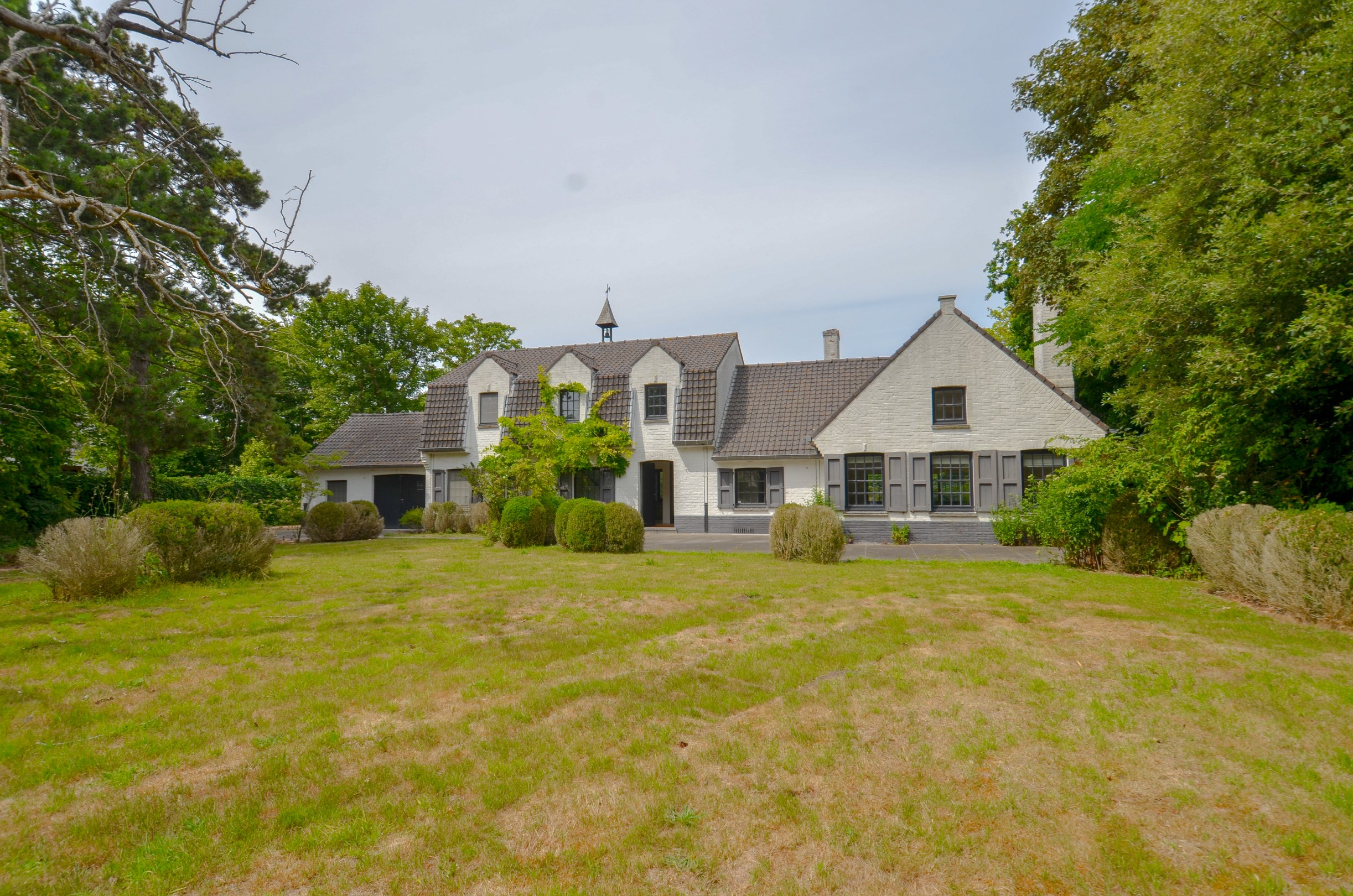 Villa exclusive, située au calme sur un terrain de 1.628 m², à proximité du Royal Zoute Tennis Club. - photo 1