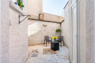 <span>Indeling</span>: <br />Dit mooi onderhouden gelijkvloers appartement is gelegen aan de Karel de Preterlei in Antwerpen, op een toplocatie vlak bij het Te Boelaerpark. Met een bewoonbare oppervlakte van 70 m² biedt dit instapklare appartement een aangename combinatie van comfort, lichtinval en moderne afwerking. De leefruimte en slaapkamer zijn voorzien van een authentieke parketvloer, wat zorgt voor een warme en stijlvolle uitstraling. <br /><br />De indeling omvat een inkomhal die zorgt voor een echt thuiskomgevoel, een lichtrijke woonkamer, een volledig ingerichte keuken met toegang tot een gezellig terras/koertje van 8 m², één ruime slaapkamer met ingebouwde kasten en een moderne badkamer uitgerust met douche, dubbele lavabo en aansluitingen voor wasmachine en droogkast. Daarnaast is er een apart toilet met lavabo. In 2024 werden de vloeren in de badkamer, hal en het aparte toilet vernieuwd en geïsoleerd, wat bijdraagt aan het hedendaags comfort.<br /><br />Verder beschikt het appartement over twee ruime kelderbergingen die inbegrepen zijn. Het gebouw is goed onderhouden, met geen geplande toekomstige kosten, en de maandelijkse lasten bedragen slechts 50 euro, inclusief waterverbruik van de privatieve delen en de blokpolis. <br /><br />Dit appartement is ideaal als eerste woonst of als investering, met een minimale verhuurprijs van ongeveer 900 euro per maand (excl. provisie). Een unieke kans voor wie op zoek is naar een kwalitatieve woonst op een uitstekende locatie.<br /><br /><span>Omgeving</span>:<br />De omgeving rond de Karel de Preterlei biedt een ideale mix van rust en stedelijke dynamiek. Op wandelafstand bevindt zich het prachtige Te Boelaerpark, een groene oase waar het heerlijk vertoeven is voor een wandeling, sport of ontspanning. In de directe buurt zijn tal van gezellige horecazaken, cafés en restaurants te vinden, evenals buurtwinkels en supermarkten voor de dagelijkse boodschappen.<br /><br />Ook op vlak van onderwijs scoort deze locatie uitstekend, met verschillende scholen en kinderopvangmogelijkheden in de nabije omgeving. De bereikbaarheid is een grote troef: dankzij de vlotte aansluiting op belangrijke invalswegen en de nabijheid van openbaar vervoer (tram en bus) sta je in een mum van tijd in het centrum van Antwerpen of andere delen van de stad. Kortom, een levendige en goed bereikbare buurt die alle voorzieningen binnen handbereik biedt.