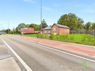 Gelegen aan de rand van het centrum van Lummen vinden we aan de op- en afritten van de E314 deze ruime splitlevel woning. Door de centrale...