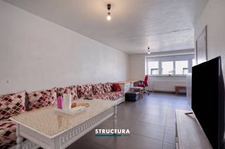 Découvrez cet intéressant immeuble de rapport à Denderleeuw, composé de deux appartements entièrement indépendants. Grâce à son excellente situation, son double garage, son grand jardin et ses deux logements de qualité, cette propriété représente une opportunité idéale pour les investisseurs, une occupation multigénérationnelle ou une combinaison entre occupation personnelle et mise en location.L'immeuble génère actuellement un revenu locatif mensuel de 1.570 €, soit un revenu locatif annuel de 18.840 €, ce qui en fait un investissement particulièrement attractif.Le premier étage accueille un appartement soigné d'environ 70 m², comprenant un lumineux séjour, une cuisine équipée, une spacieuse chambre, une salle de bains ainsi qu'une agréable terrasse.Les deuxième et troisième étages sont occupés par un spacieux appartement en duplex d'environ 110 m², composé d'un agréable séjour, d'une cuisine équipée, de deux chambres à coucher, d'une salle de bains et de deux terrasses, permettant de profiter pleinement des espaces extérieurs à tout moment de la journée.Dans le garage, chaque appartement bénéficie en outre de deux grandes caves privatives, offrant un vaste espace de rangement. Un double garage complète l'ensemble et assure un confort supplémentaire ainsi que de nombreuses possibilités de stationnement.À l'arrière du bâtiment, un grand jardin constitue un véritable atout et offre un agréable espace vert aux occupants.Situé dans un quartier facilement accessible de Denderleeuw, à proximité des commerces, des écoles, des transports en commun et des principaux axes routiers, cet immeuble de rapport réunit tous les atouts recherchés par un investisseur. La combinaison de deux appartements attractifs, de plusieurs terrasses, de vastes espaces de rangement privatifs, d'un double garage, d'un grand jardin et d'un rendement locatif immédiat fait de ce bien une excellente opportunité d'investissement offrant un potentiel locatif stable.PEB App. 1 : 85 kWh/(m².an) – Code unique (CU) : 20260713-0003913154-RES-1PEB App. 2 : 108 kWh/(m².an) – Code unique (CU) : 20220330-0002556312-RES-1Mesures administratives reprises dans le registre des mesures : non.
