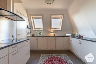 Deze zeer ruime, unieke penthouse bevindt zich in de recente residentie 'Sea Port' te Nieuwpoort-Bad<strong>.</strong><br />Het appartement heeft een <strong>topligging</strong> <strong>vlakbij de mooie wandelpromenade en de havengeul </strong><br /><br />Het appartement beschikt over<strong> twee ruime terrassen, gelegen aan beide zijden</strong>, waardoor u op elk moment van de dag kan <strong>genieten</strong> van de zon, rust en buitenruimte.<br /><br /><strong>Ideaal als vaste woonst, tweede verblijf of investering aan zee</strong>.<br /><br />De indeling is als volgt:
<ul>
	<li>Inkomhal;</li>
	<li><strong>Zeer grote, lichtrijke leefruimte </strong>met veel raampartijen die zorgen voor een <strong>aangename</strong> <strong>en</strong> <strong>open</strong> <strong>sfeer</strong>;</li>
	<li>Gezellige zithoek, voorzien van <strong>op maat gemaakte inbouwkasten</strong>;</li>
	<li><strong>2 ruime terrassen</strong> aan beide zijden van het appartement;</li>
	<li><strong>Moderne, volledig ingerichte keuken met alle hedendaagse comfort</strong>;</li>
	<li>Handige berging met aansluiting voor wasmachine;</li>
	<li>Badkamer met dubbele wastafel, toilet, <strong>ligbad én douche</strong>;</li>
	<li>Apart gastentoilet;</li>
	<li>2 ruime slaapkamers met inbouwdressing;</li>
	<li>3de grote slaapkamer met toegang tot het terras;</li>
	<li><strong>Aparte douchekamer</strong> met wastafel;</li>
</ul>
Extra troeven:

<ul>
	<li>Mogelijkheid tot aankoop van twee naast elkaar gelegen garageboxen (€ 45.000 / garage);</li>
	<li><strong>3 volwaardige slaapkamers en 2 badkamers</strong>;</li>
	<li>Gunstig <strong>EPC - label C</strong>;</li>
</ul>
<br />Aarzel niet en contacteer ons snel om deze penthouse te ontdekken!