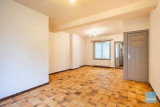 Te koop in Lede : instapklare woning nabij winkels (bakkerij, slager en apotheek op wandelafstand) en station.<br />Woning met gezellig tuintje en terras, achteraan bereikbaar via een voetweg achter het perceel. Je hoeft dus nooit door de woning met fiets of vuilnis. <br />Gelijkvloers vind je inkomhal, woonkamer, keuken met alle inbouwtoestellen (enkel vaatwas nog zelf te voorzien) en badkamer met douche en toilet.<br />Boven zijn er 2 ruime slaapkamers met centrale verwarming. De wachtleidingen liggen klaar om ook op zolder centrale verwarming te plaatsen. De ruime zolder kan nog ingericht worden voor 1 of 2 extra slaapkamers.<br />Deze woning heeft dubbele beglazing, dak volledig geïsoleerd en overal centrale verwarming op gas. <br />Mogelijkheid tot aankoop van een achtergelegen garage.<br />Graag een bezoek : 052 52 80 30 - info@goemanvastgoed.be