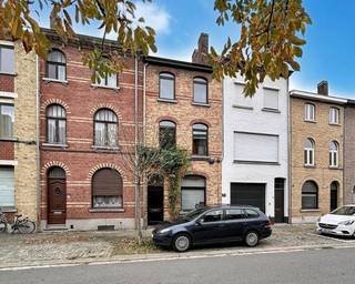 Instapklare woning in leuke buurt bestaande uit een inkomhal met gastentoilet en ruime praktische was/bergplaats, lichtrijke leefruimte met...